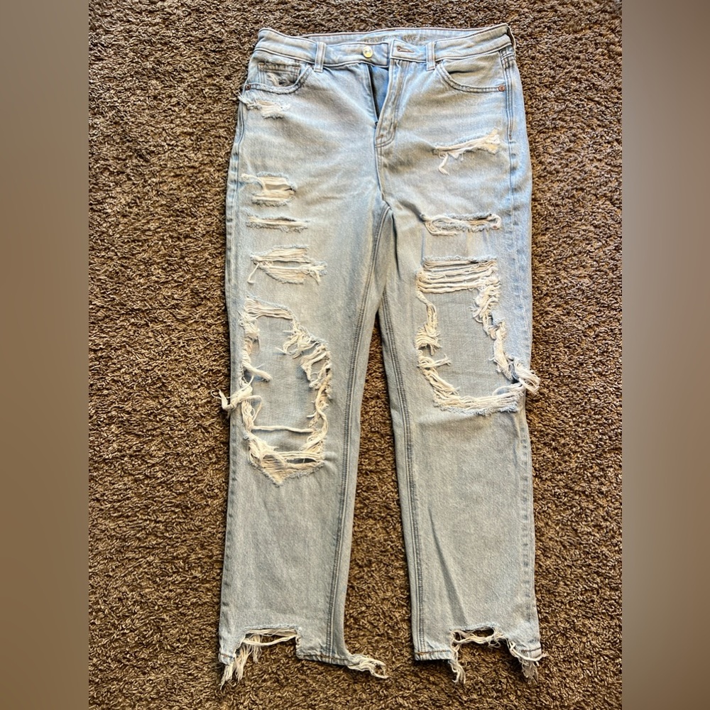 American Eagle Mom Jean Light Wash with Rips and Raw Hem, 4 Short